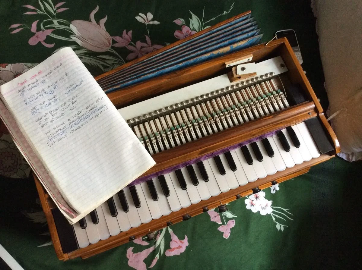 Learning Harmonium Online vs In-Person: What Actually Works?