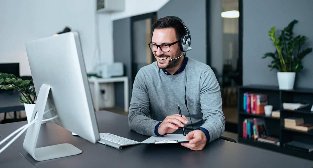 IT professional with headset offering remote assistance for companies searching for the best IT support near me.