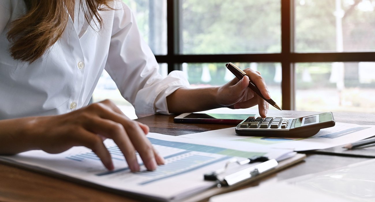 Tech support representative helping clients resolve issues quickly through a managed IT services help desk with Obsidian IT