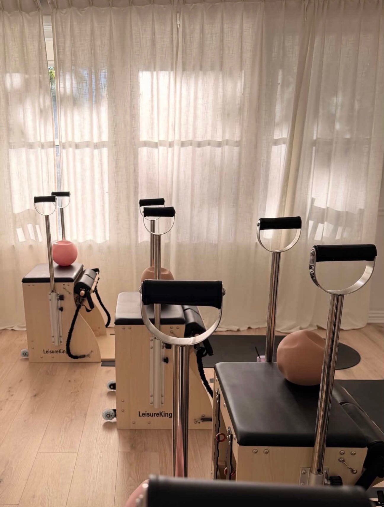 Chair sculpt is a class worth betting on 💪🏼 this class will leave you feeling instantly stronger &amp; so accomplished! We are so grateful we can offer it here at Reformed. 

Give it a try Wednesday &amp; Fridays ✨ 

📸: @jameelynnephotography
