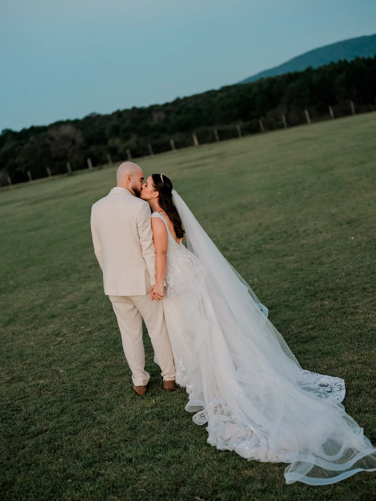 Casar &eacute; um dos dias &uacute;nicos que vc vai viver na sua vida. A Laura e o Matheus viveram esse dia comemorando cada minuto. 
.
O amor dos dois &eacute; de uma completitude linda. Especial. Carinhosa. &Eacute; lindo quando as almas se encontr