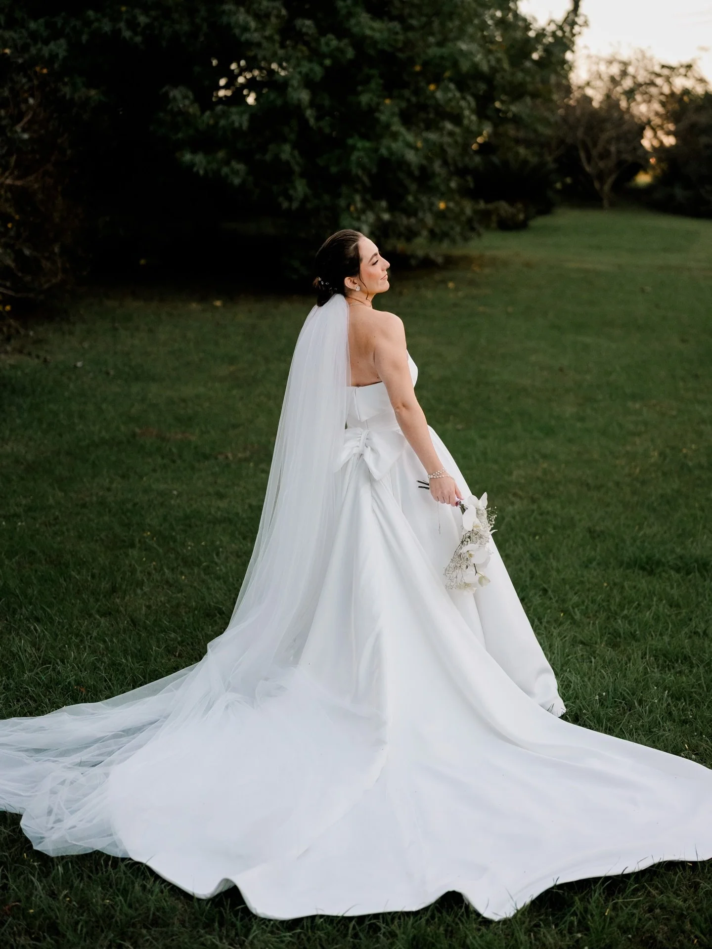 Desse casamento um tanto editorial, um tanto fashionista com o vestido feito pela melhor estilista da vida da Raquel. Com o noivo nervoso e dizendo que n&atilde;o gostava de foto, mas dando um show. Aaaa pois.
.
Raquel e Michael casaram no Uruguai, e