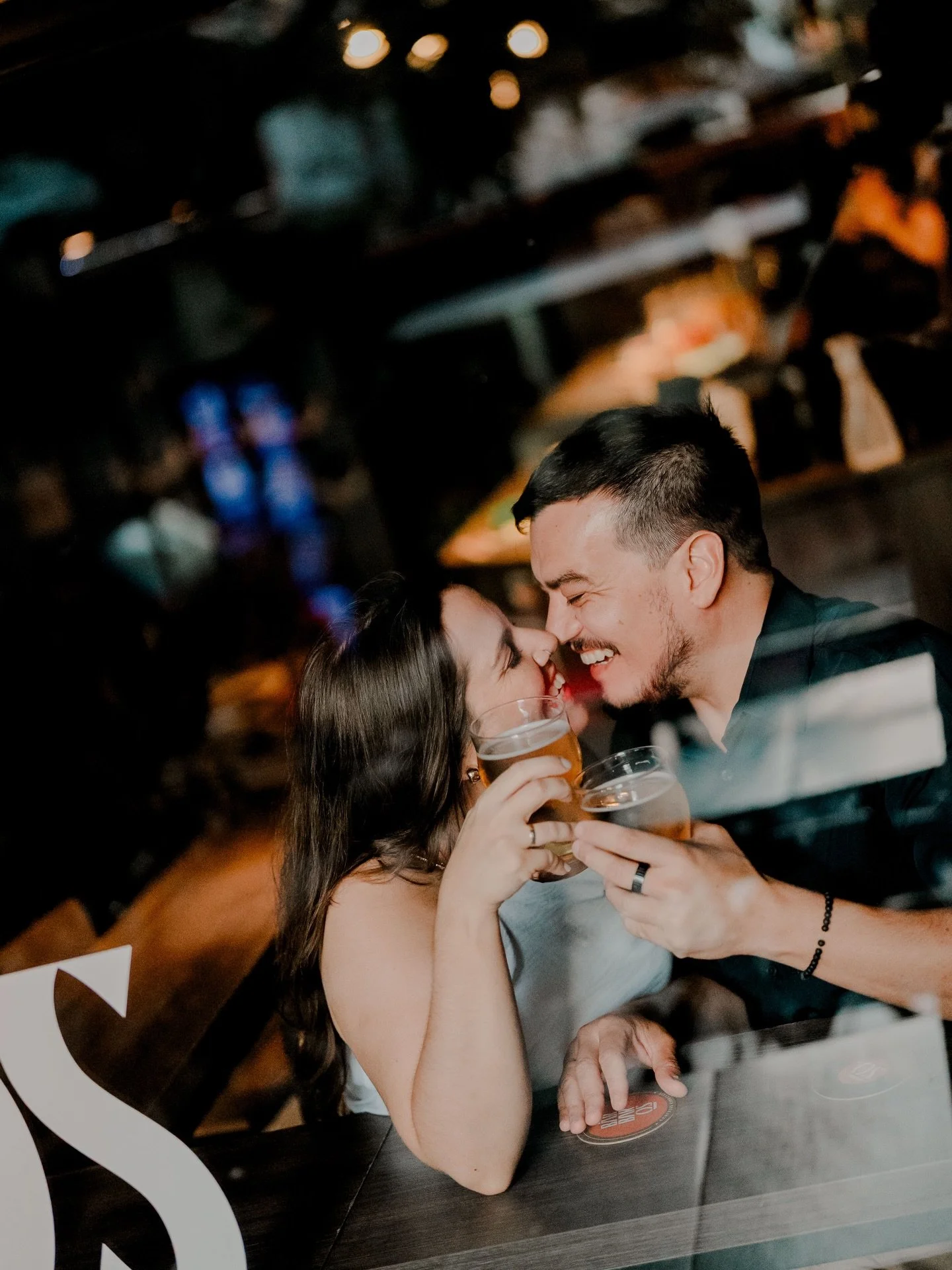 A Dani e o Rog&eacute;rio entregaram um ensaio fotogr&aacute;fico lindo, cheio de autenticidade nos lugares que eles curtem demais.
.
A proposta de fazer nas ruas e nos bares que eles frequentam j&aacute; me pareceu linda e me brilhou os olhos. Foi l