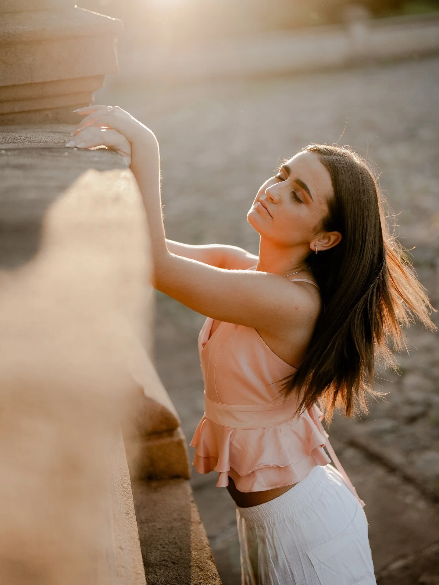 Fotografar a Lucia foi leve. Uma debutante parceira, amiga. Topa as ideias e se diverte. &Eacute; lindo fotografar uma debutante assim. 
.
Sabe o mais lindo?
A conex&atilde;o com a fam&iacute;lia. Hoje em dia onde as pessoas esquecem de agradecer pel