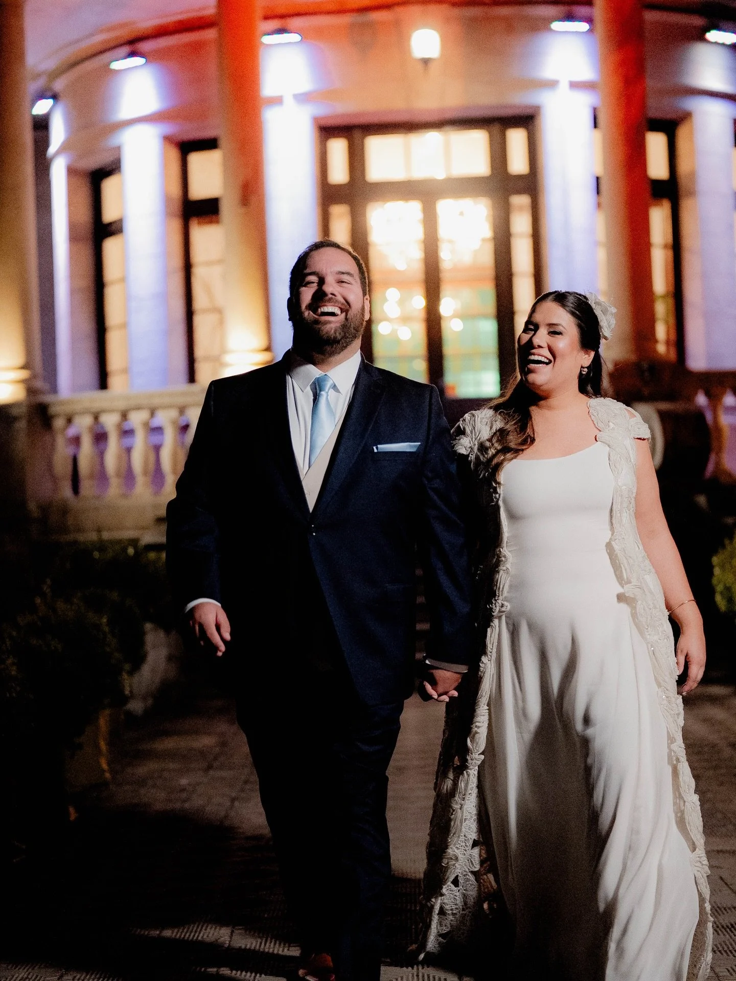 Euge &amp; Agus.

Alguns amores n&atilde;o chegam fazendo barulho.
Eles chegam no riso, no olhar, na vontade de ficar mais um pouco. Chegam nas pequenas coincid&ecirc;ncias da vida, at&eacute; que um dia a gente percebe: aquilo que parecia leve tamb&