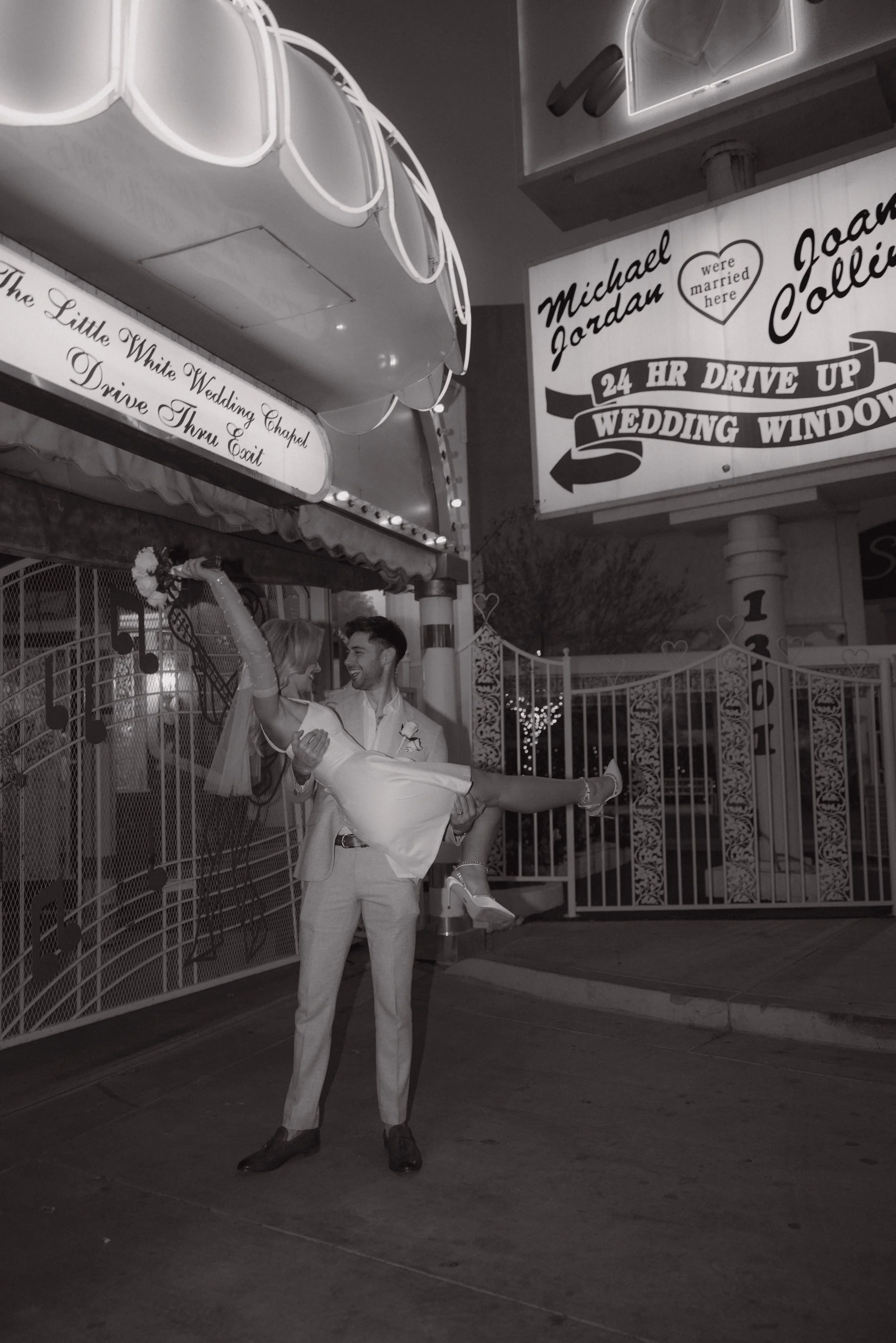 Little White Chapel Elopement in Las Vegas - Meliyah D Photography