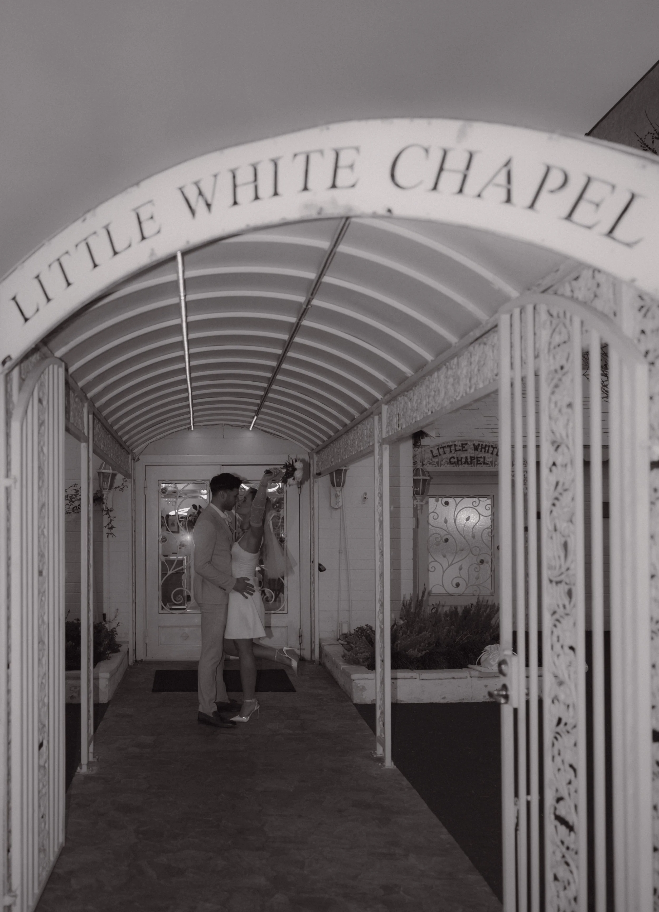 Little White Chapel Elopement in Las Vegas - Meliyah D Photography
