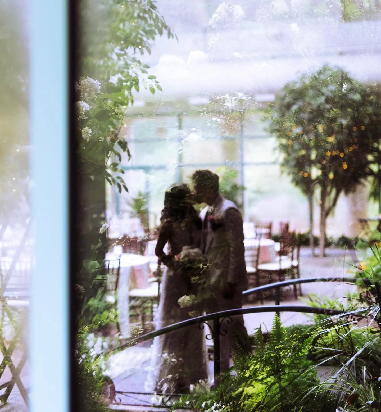 Re-editing wedding photos from this year (hello portfolio!) and I&rsquo;m just so in awe of this one😍 

It&rsquo;s in an Impressionism style to capture the fleeting magical quality of this couple&rsquo;s love on this special day&mdash; to reveal the
