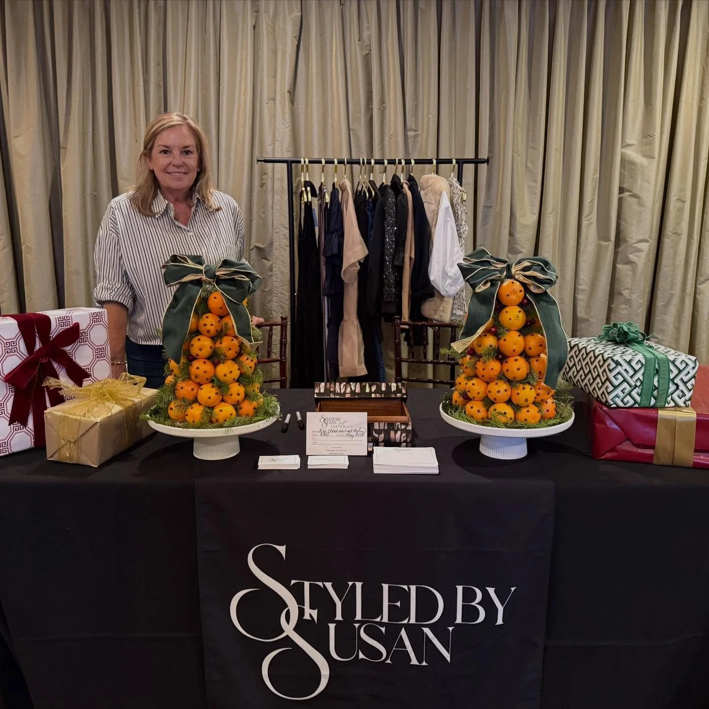 Had so much fun tabling at the @kreweofiris Holiday Meeting &amp; Blooming Boutique last night! 🎁 💜💚💛 I&rsquo;m giving away a $350 closet organization or styling session - winner announced tomorrow, stay tuned!