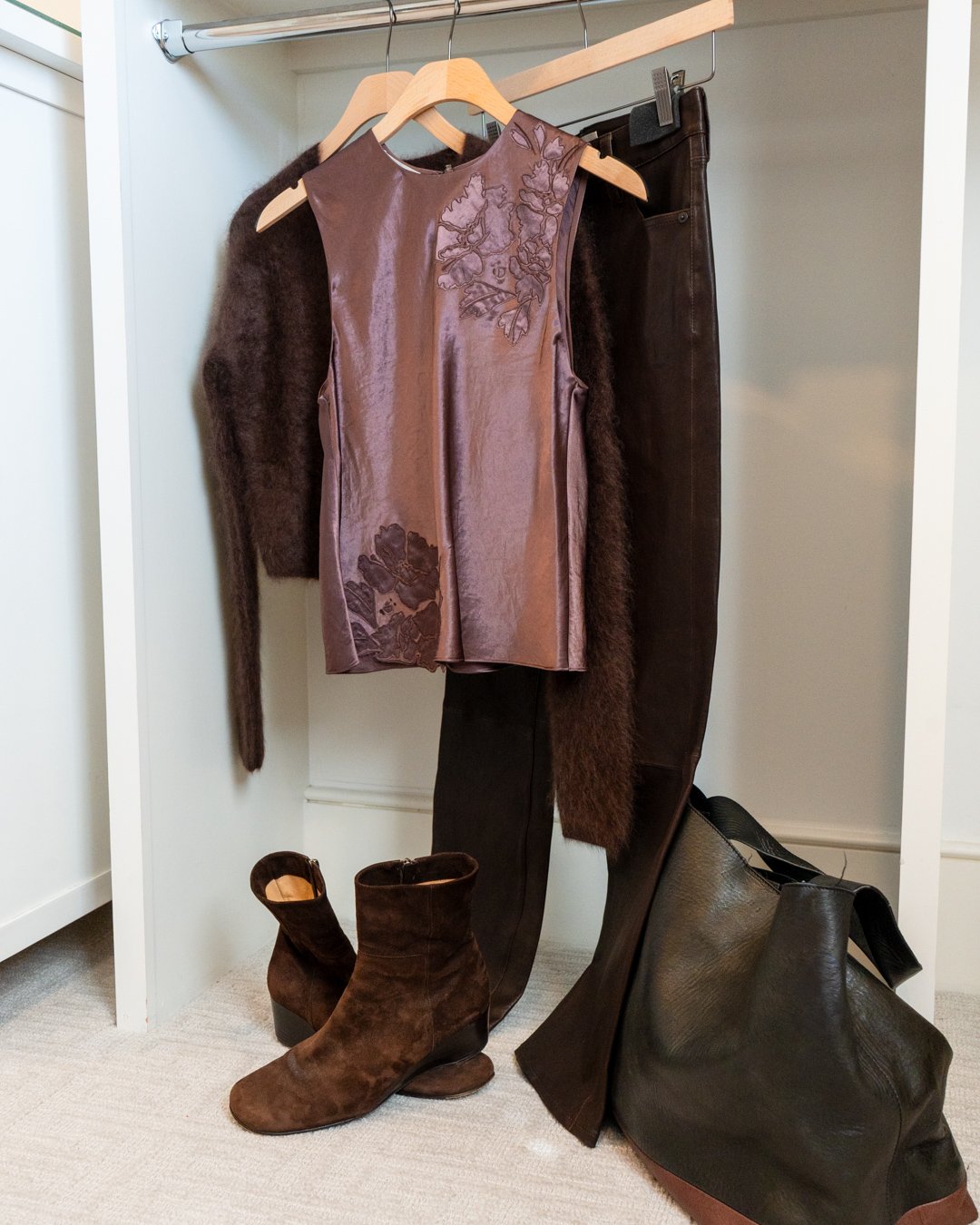 I'll never say no to a tonal moment. 🤎 

Dressing head-to-toe in one color instantly makes an outfit feel polished, intentional, and effortless. The trick is playing with shades, textures, and fabrics to keep the look interesting. It&rsquo;s the kin