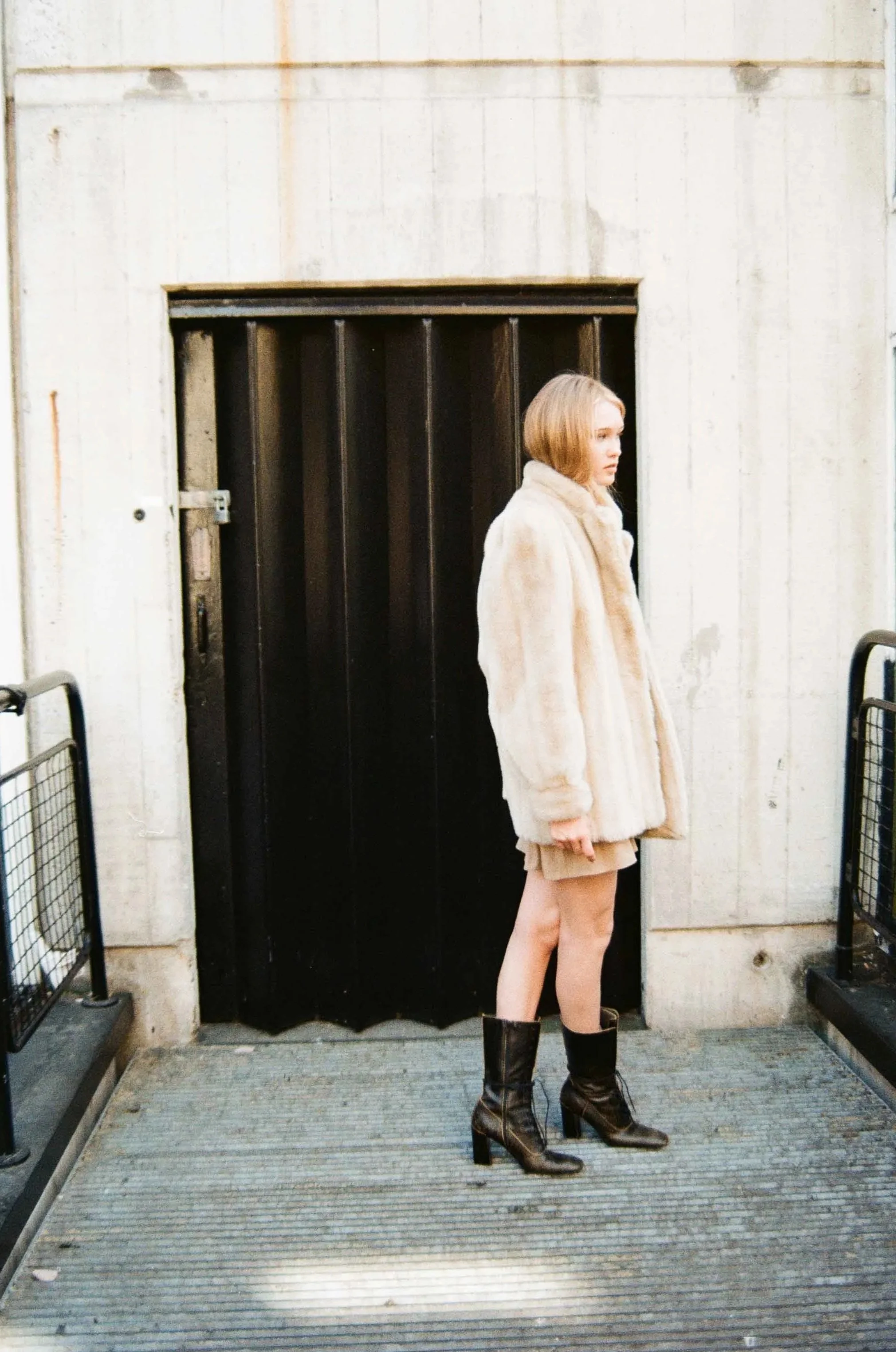 Editorial lifestyle photography exploring everyday gestures, personal style and authentic expression.