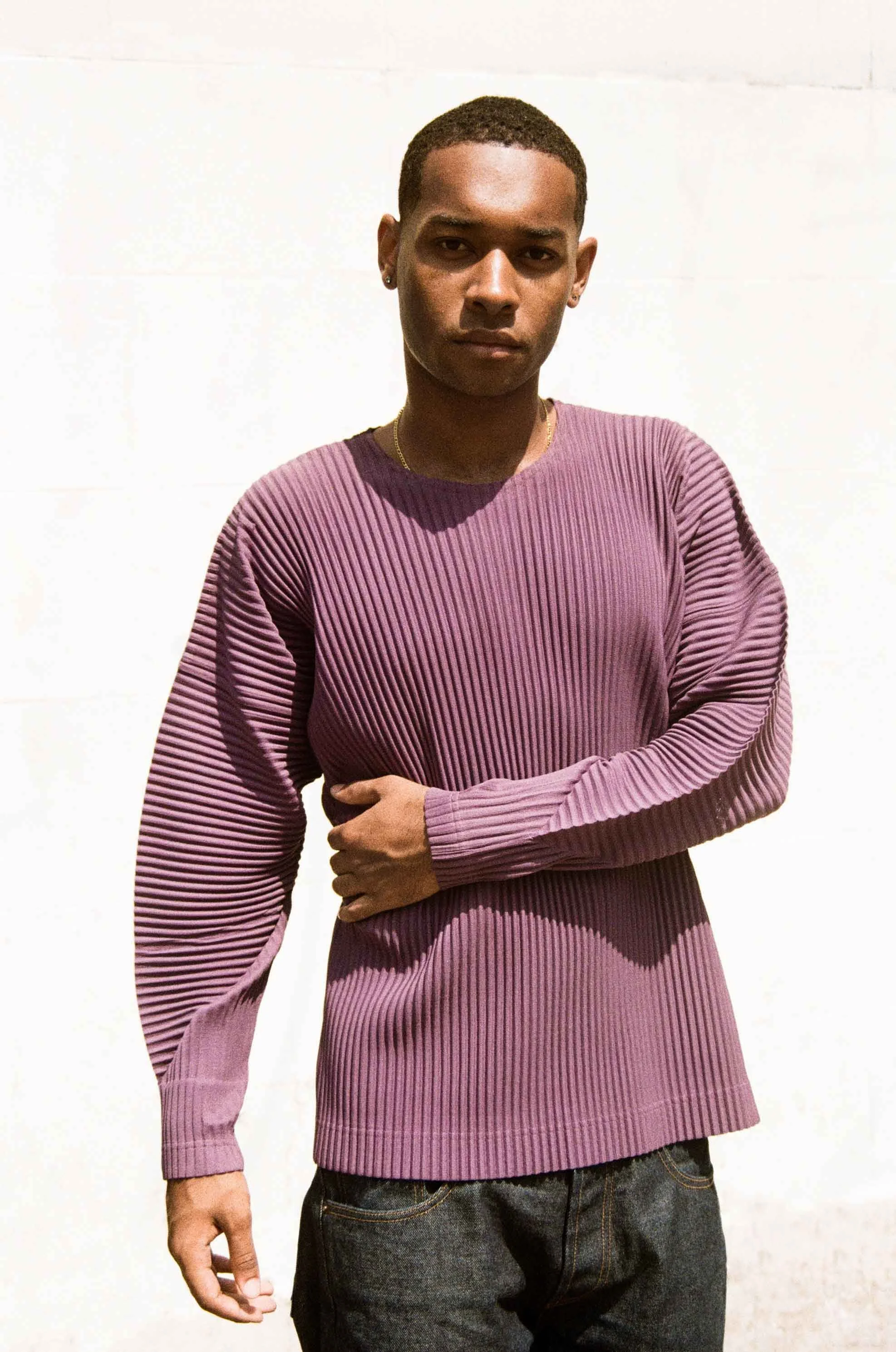 Minimalist fashion editorial photography combining sculptural silhouettes, natural light and analogue film textures.