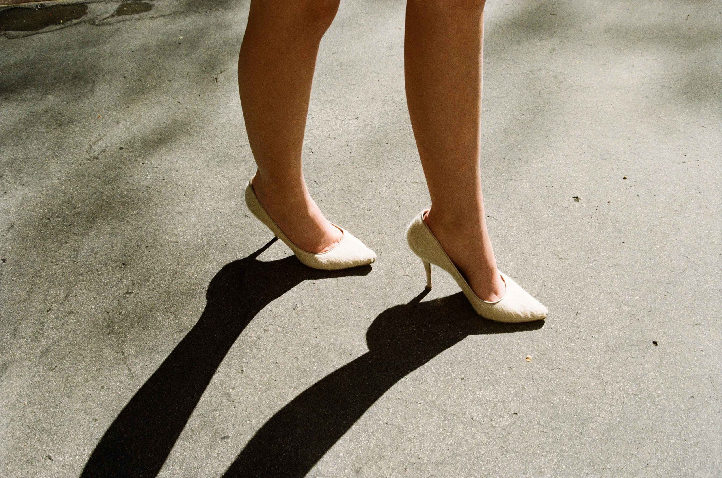 Contemporary lifestyle imagery combining natural light, spontaneous movement and analogue film textures.