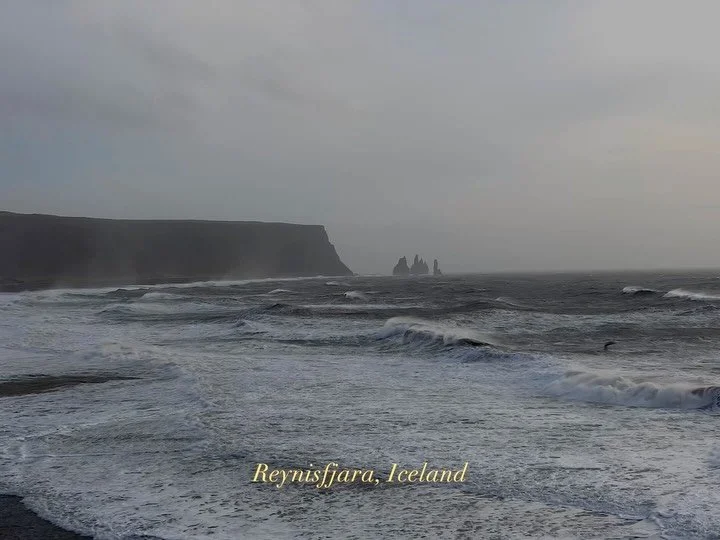 Adi&oacute;s Reynisfjara.

Durante las &uacute;ltimas semanas, la famosa playa de arena negra ha ido desapareciendo poco a poco. Siempre ha sido considerada muy peligrosa, pero esta vez, las fuertes tormentas y vientos han erosionado la costa, arrast