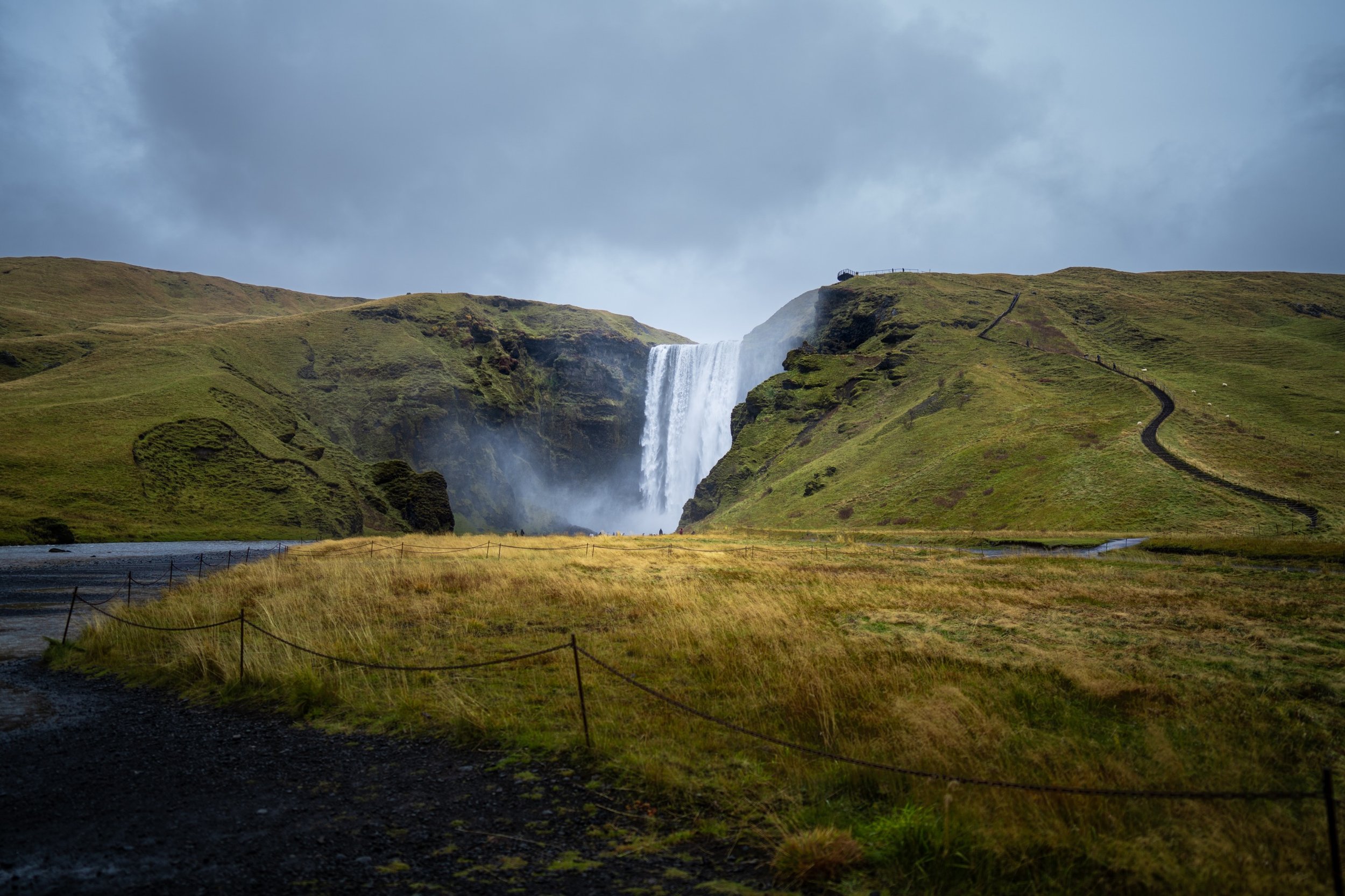 Algunas fotos y recuerdos de un lugar al que volver&iacute;a una y mil veces. 🇮🇸 
📍Sk&oacute;gafoss

&iquest;Cu&aacute;l es tu favorita?

@sonyalpha A7C R + 24-70mm f/2.8 

@sony.espana 
#islandia #skogafoss #iceland #landscapephotography #adventu