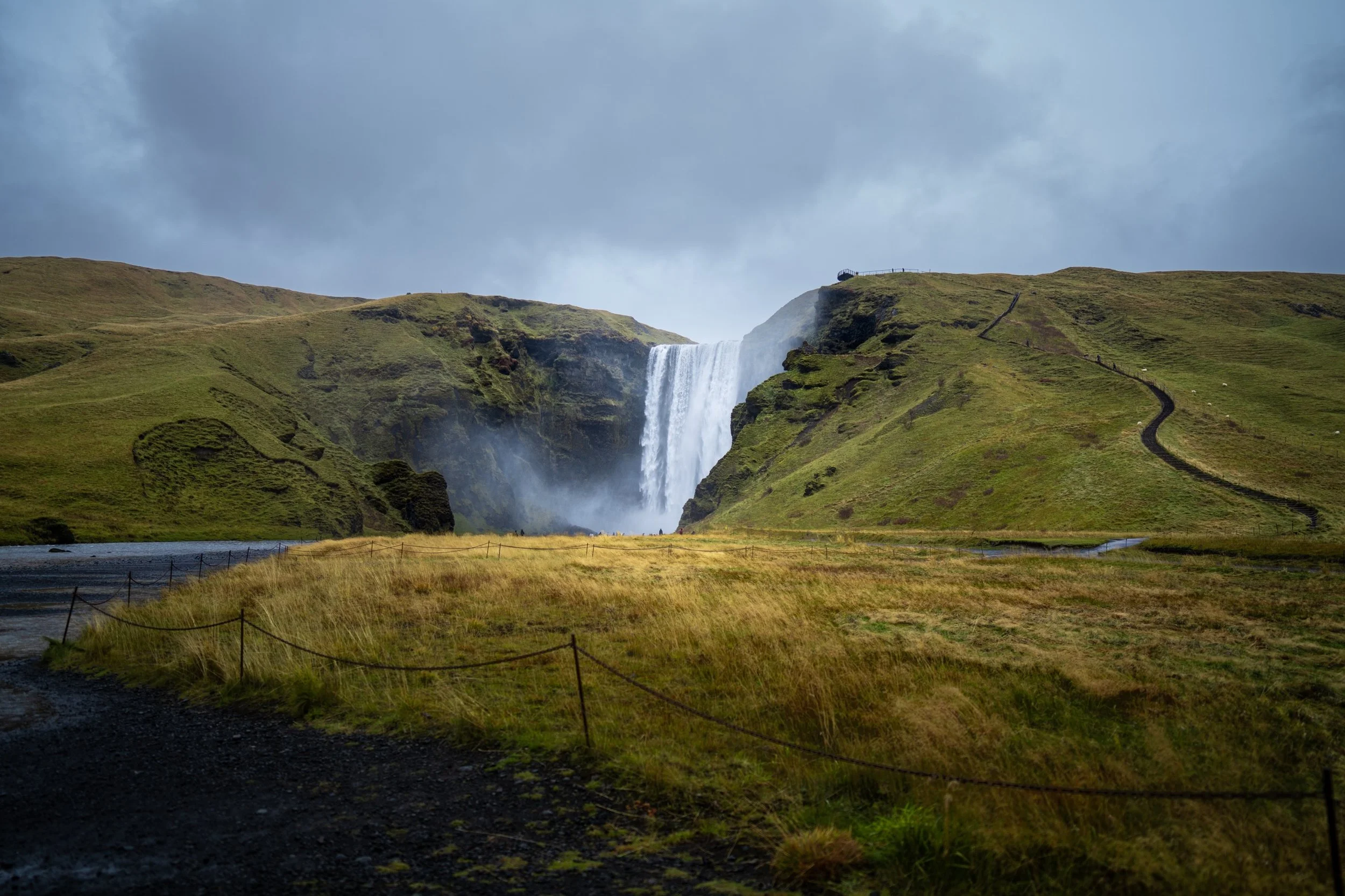 Algunas fotos y recuerdos de un lugar al que volver&iacute;a una y mil veces. 🇮🇸 
📍Sk&oacute;gafoss

&iquest;Cu&aacute;l es tu favorita?

@sonyalpha A7C R + 24-70mm f/2.8 

@sony.espana 
#islandia #skogafoss #iceland #landscapephotography #adventu