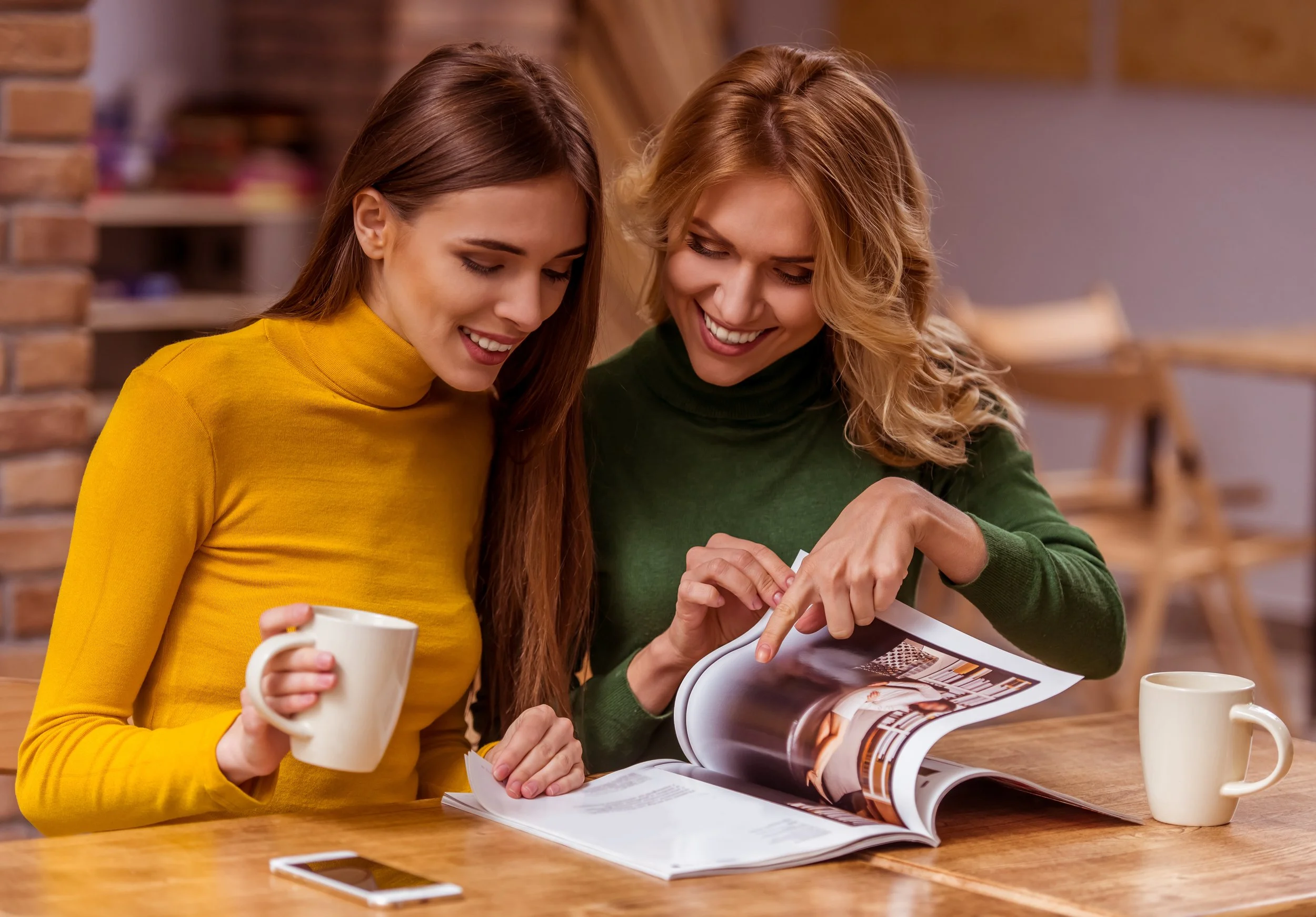Women reading in cafe AdobeStock_102747368.jpeg