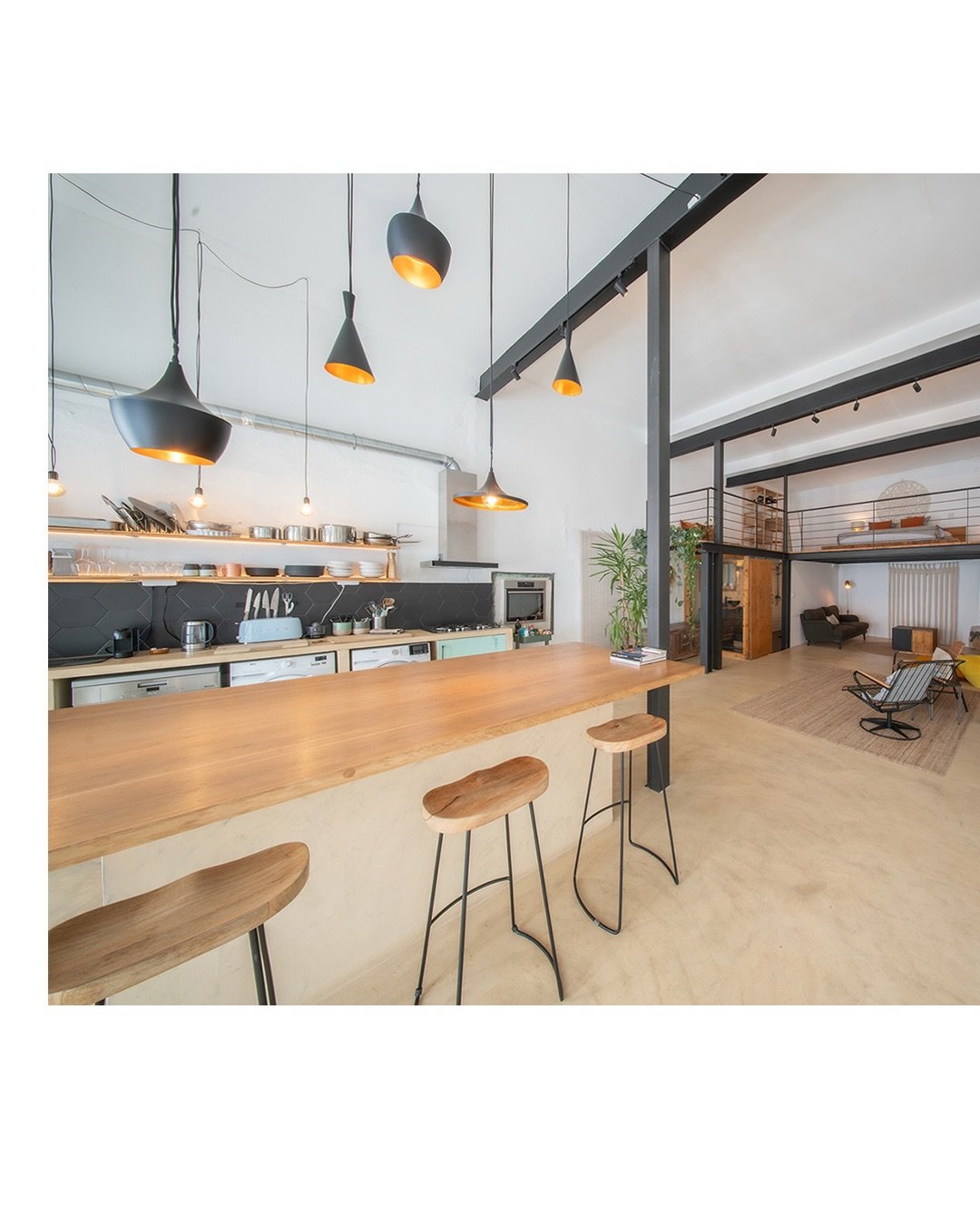 One space. So many angles and possibilities. 

And contrasts&hellip; 

Industrial yet cosy.

Minimalist yet rustic.

It&rsquo;s the breathtaking sense of space when you walk in&hellip; The open plan and 4.2m ceiling&hellip; So inviting&hellip; ✨

Loc