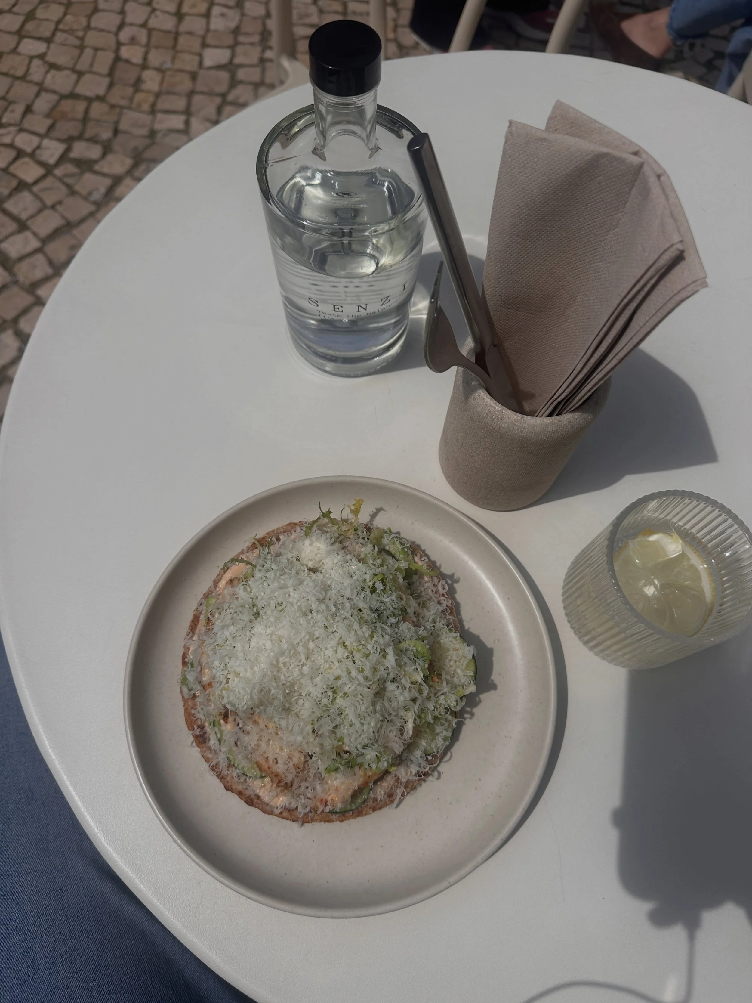 No better place for a late Friday lunch in the sun! ☀️ 

📍 @senzi.lisboa