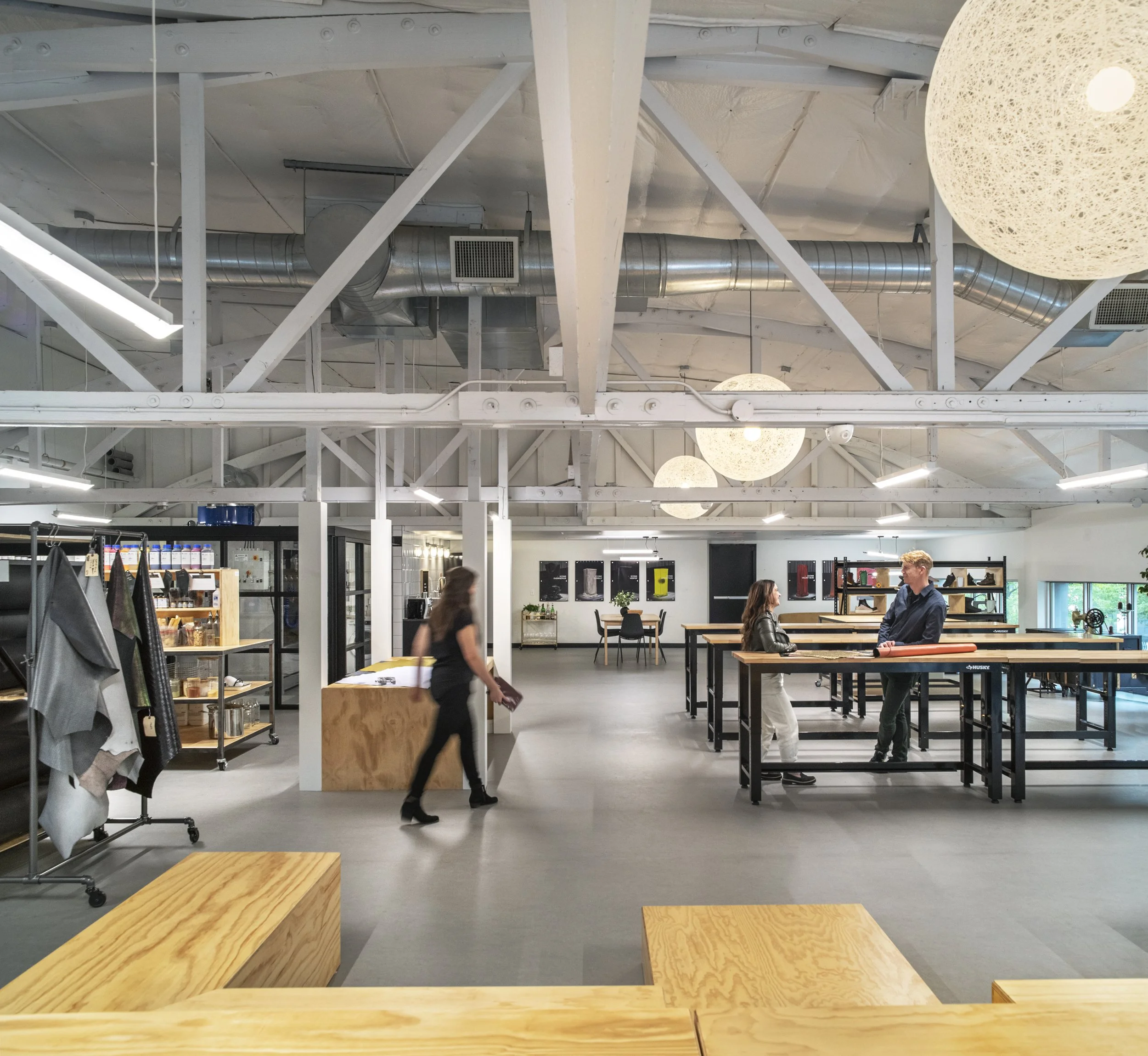 Finished production floor with integrated equipment and optimized workflow design