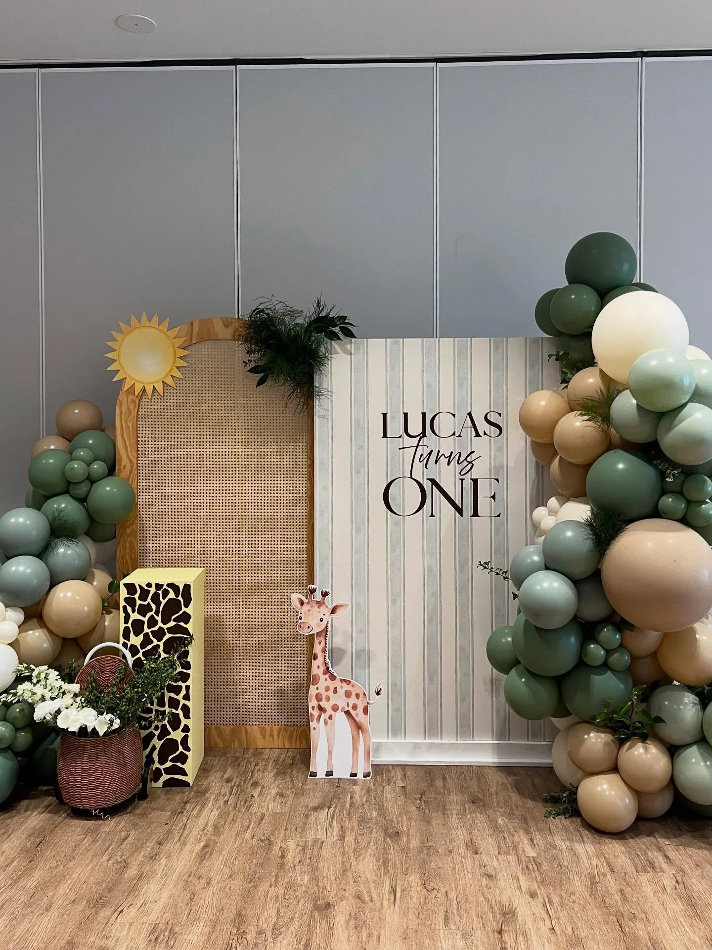 Lucas turns ONE 🦒

Some set ups just hit different and this was one of them. The theme, the pattern and texture was perfection. Sooo cute 🫶🏻

Thank you to Lucas&rsquo;s mummy for trusting us with the vision 🤍