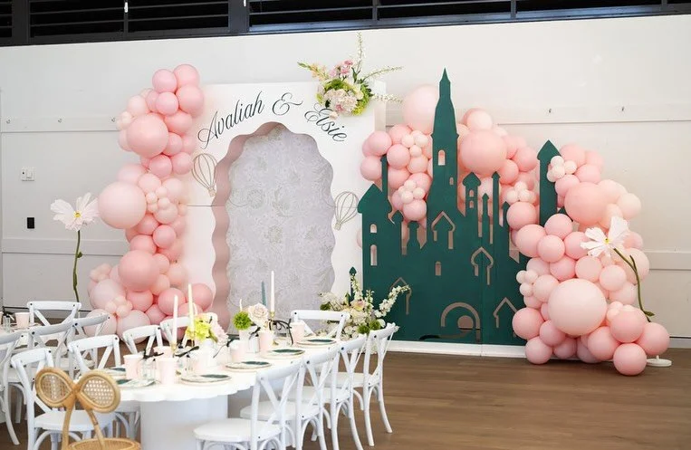 ooo what is this feeling? 🎀🧙🏼&zwj;♀️ | the perfect joint birthday celebration for our Wicked obsessed girlies!! Happy birthday little babes 🎂

Styling @graceandcostyling duh ✨
Kids tables and chairs @littlethingspartyco_ 
Bubble house @bubblehous