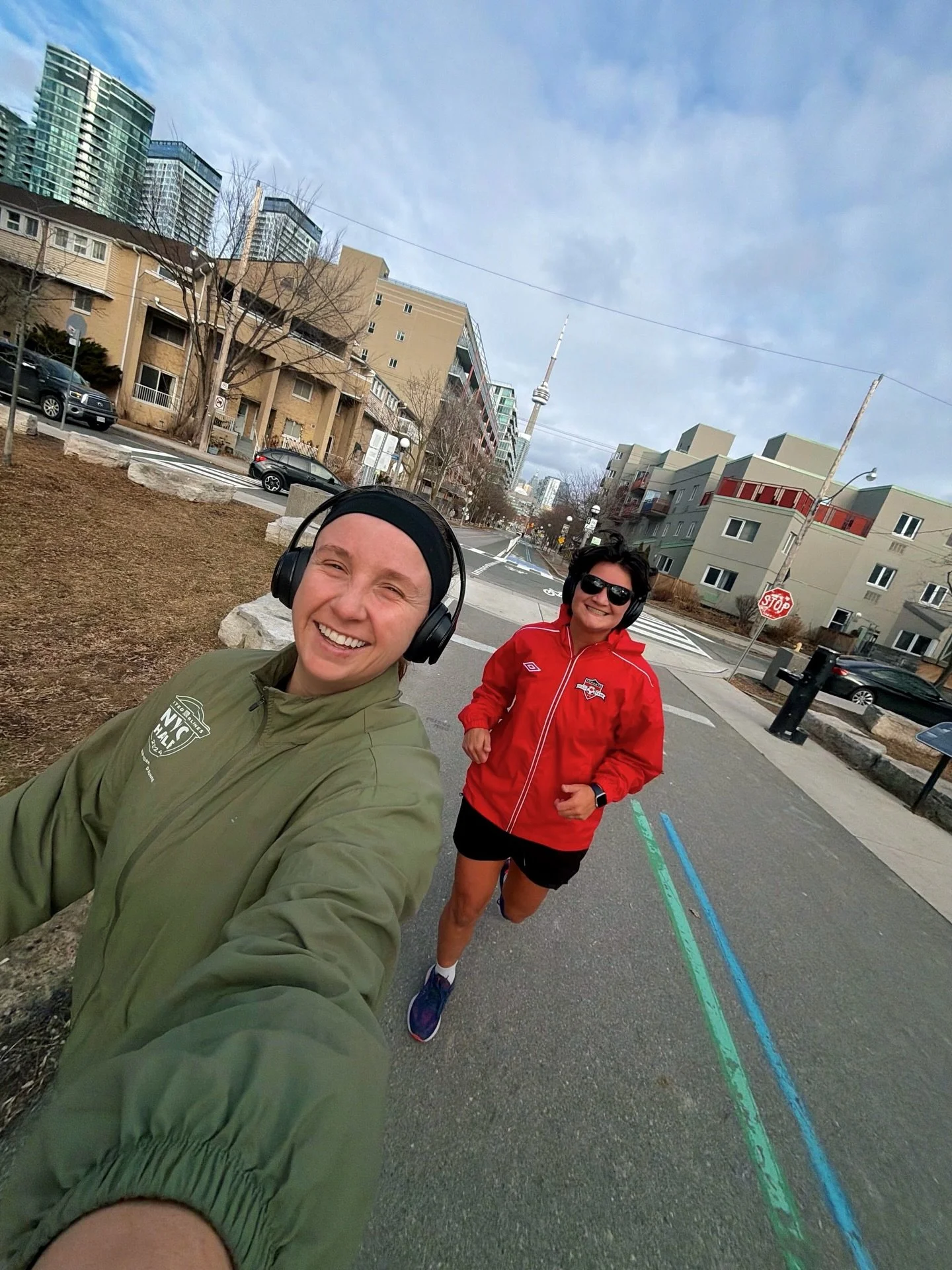 week 2/52 🏃🏻&zwj;♀️🍓📖

I&rsquo;m officially one week back into @hyroxamerica Phoenix training and my body is feeling phenomenal! I finally have control over my asthma, and my my mind feels at ease. 

I&rsquo;ve also made it through one week back 