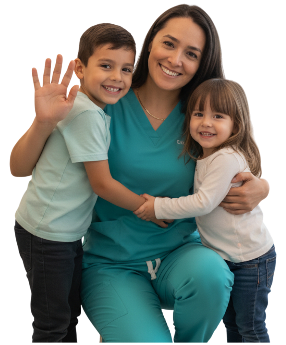 Mujer vestida con uniforme médico abrazando a dos niños pequeños, uno de los niños le hace una señal de saludo y todos sonríen.