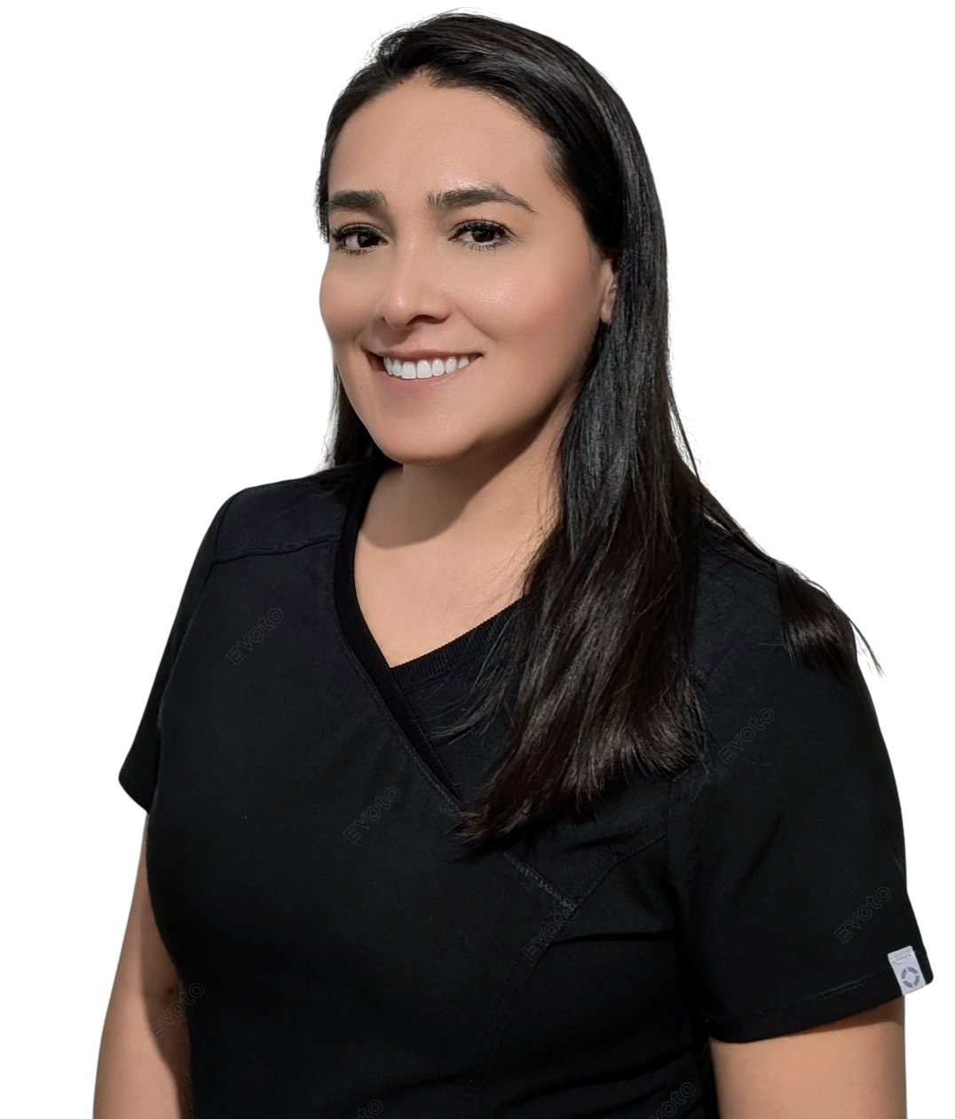 Retrato de una mujer con cabello oscuro, sonrisa, camiseta negra y fondo oscuro