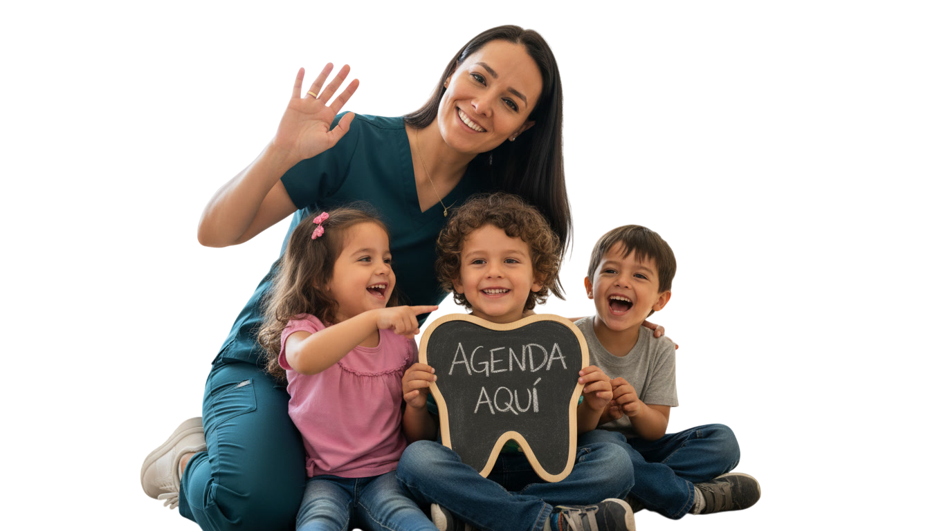 Una mujer y tres niños sonriendo, la mujer les saludando y uno de los niños sostiene una pizarra en forma de diente que dice 'Agenda Aquí'.