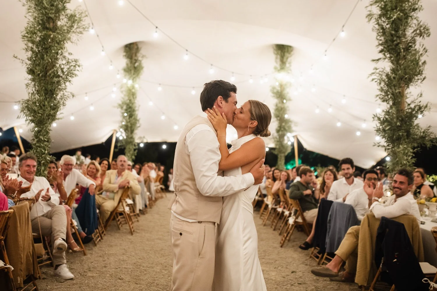 Margaux &amp; Nicolas ✨🤍

A kiss under the lights, surrounded by love.
The beauty of this moment wasn&rsquo;t staged &mdash; it was lived. Our role is to anticipate it, frame it, and let the emotions speak louder than words.

This is the essence of 