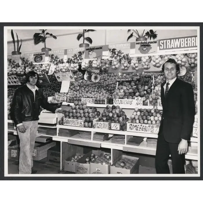 Fruit Shop, Glen Eden.  Auckland War Memorial Museum Tāmaki Paenga Hira / Olaf Peterson Photographic Archive