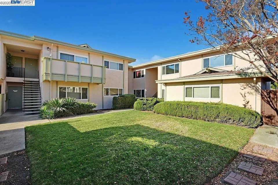 Oranssi carpenter using bench saw