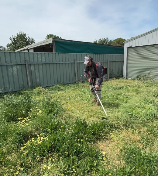 Garden clean-up and green waste removal service in Wangaratta VIC, clearing overgrown yards and restoring outdoor spaces.