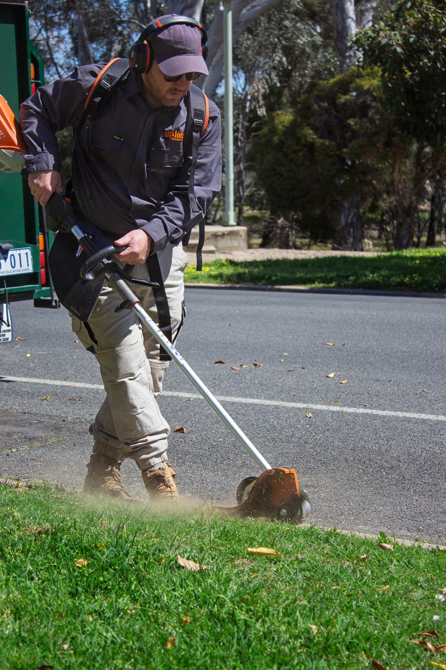 Garden edging and whipper snipper service in Wangaratta