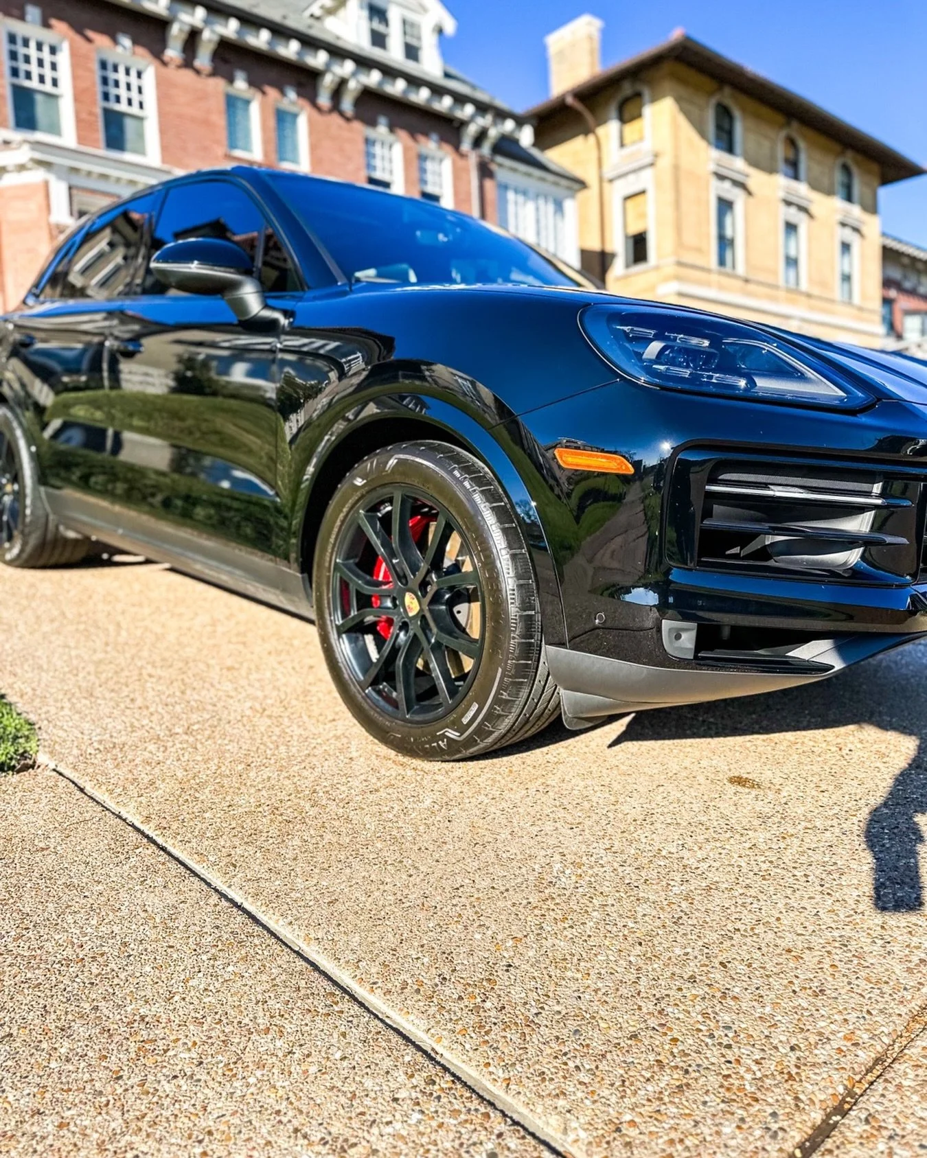 Black on black Porsche Cayenne in for our Level 1. This is our go to for quarterly detailing. If you get your car detailed four times a year this is the perfect service for you.
Solid maintenance, paint cleaned up right, ready to go