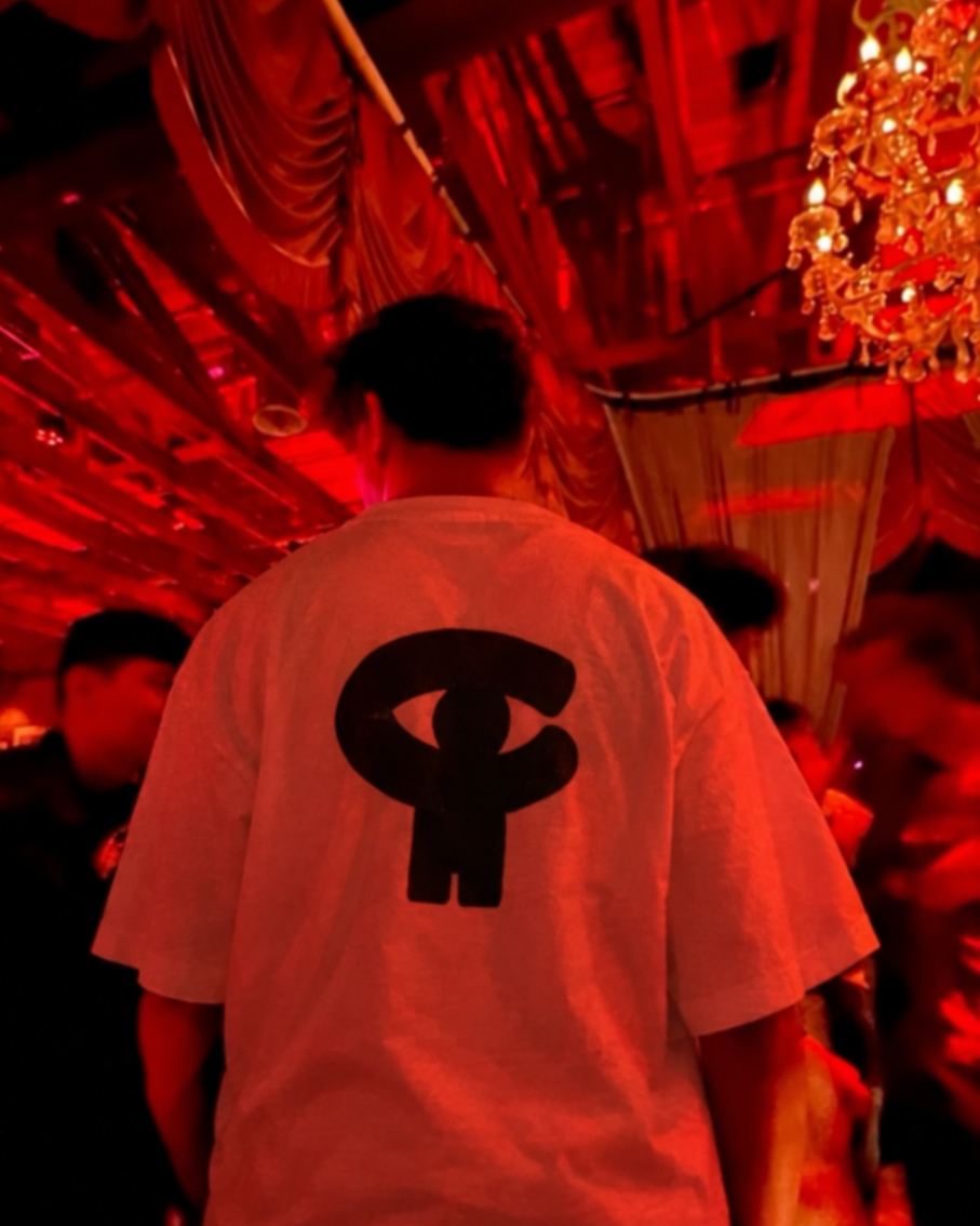 Camiseta+del+ojo+en+la+pista+roja.png
