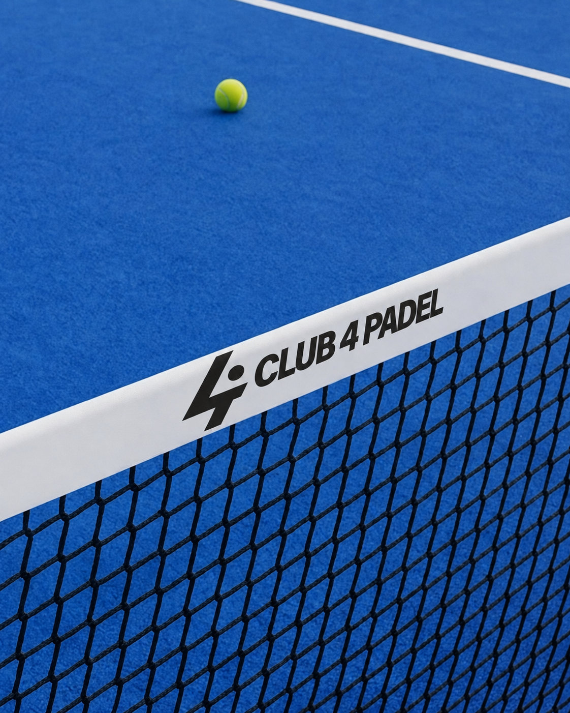 Primer plano de red con logo Club 4 Padel.png