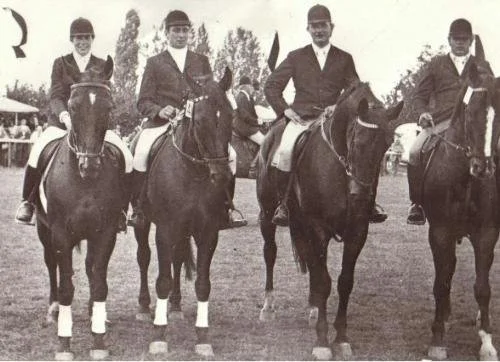 Historisches Foto von Reitern