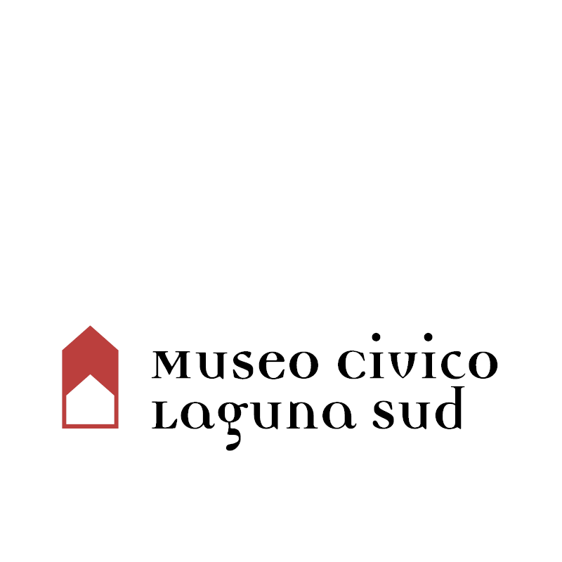 Logo del Museo Civico Laguna Sud con un'icona stilizzata di una casa in rosso e nero.