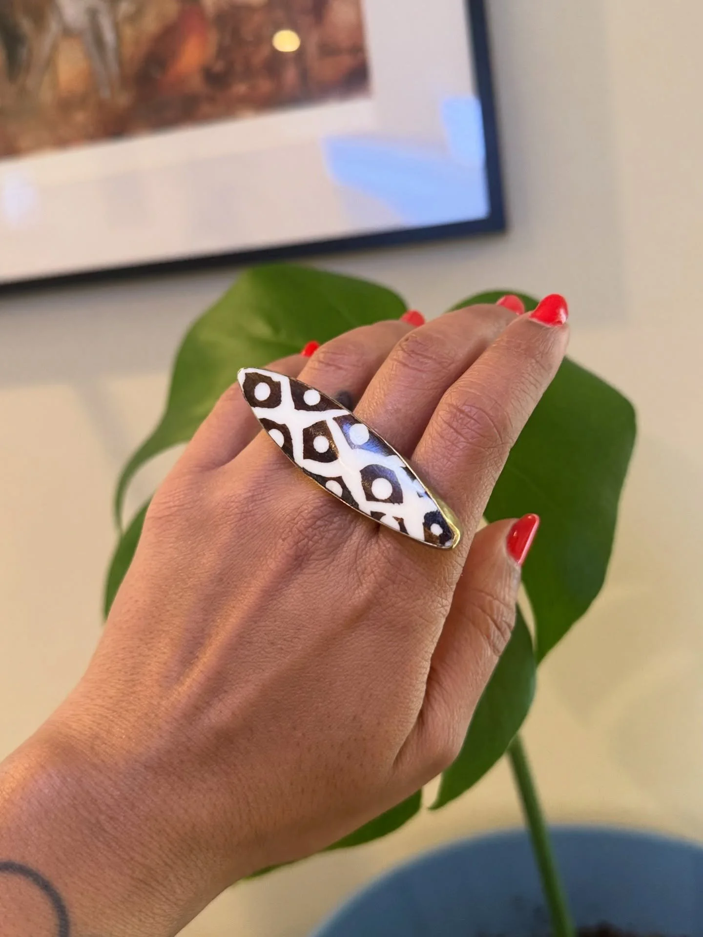 Nuru Bone Ring | Handmade in Kenya. 

Now available! 

#handmade #africanjewelry #bonejewelry #brassjewelry #intentional