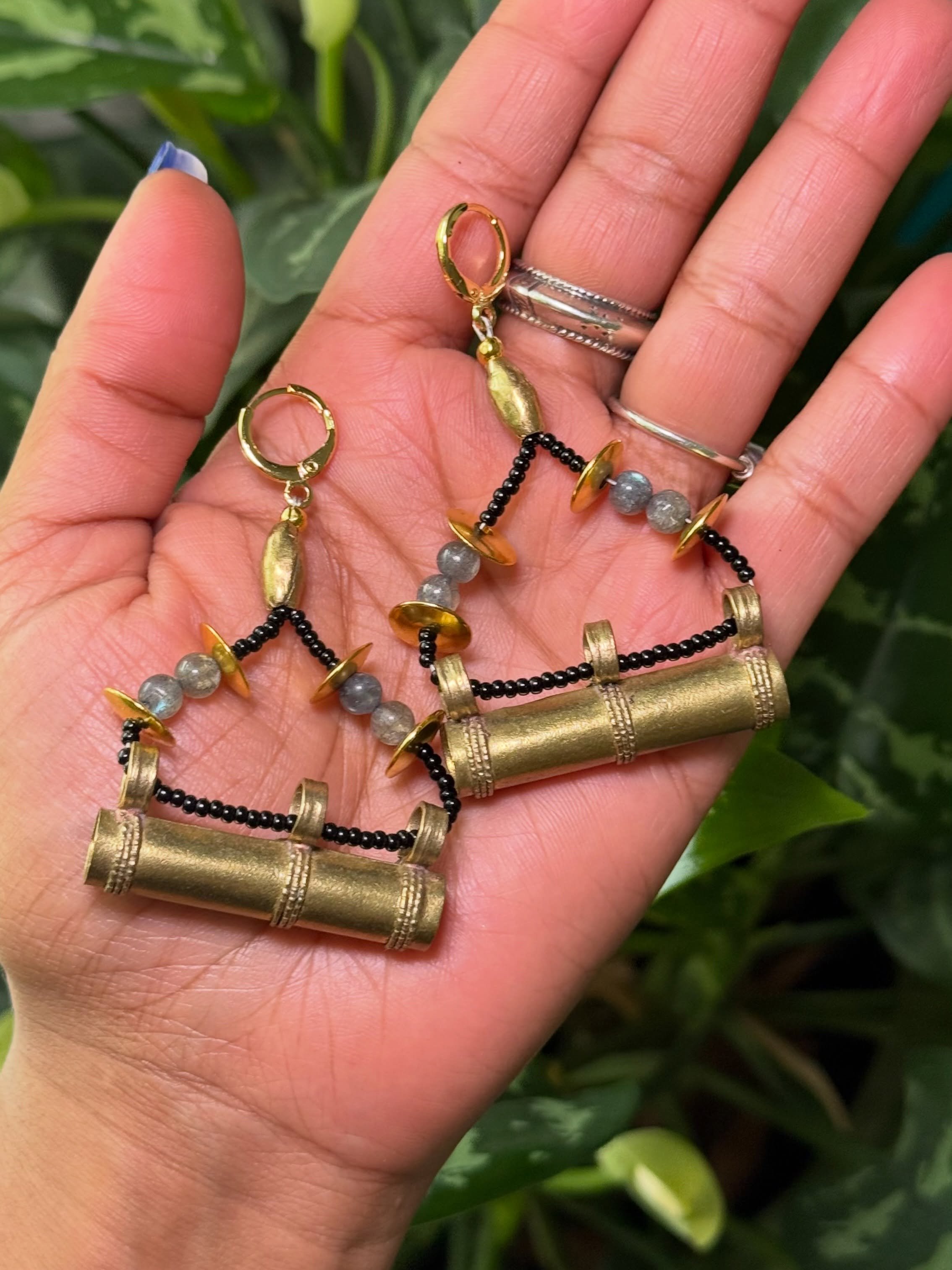 JUST LISTED ፡ NEW BATCH OF EARRINGS NOW AVAILABLE ON THE STUDIO WEBSITE ።

Light weight for maximum earlobe love ።

#handmadejewelry #kitabearrings #handmade #quartz #slowfashionbrand