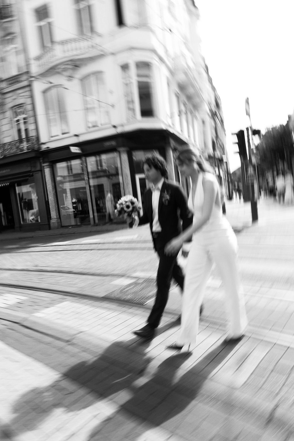 Margaux and Pieter walking down the street in Antwerp