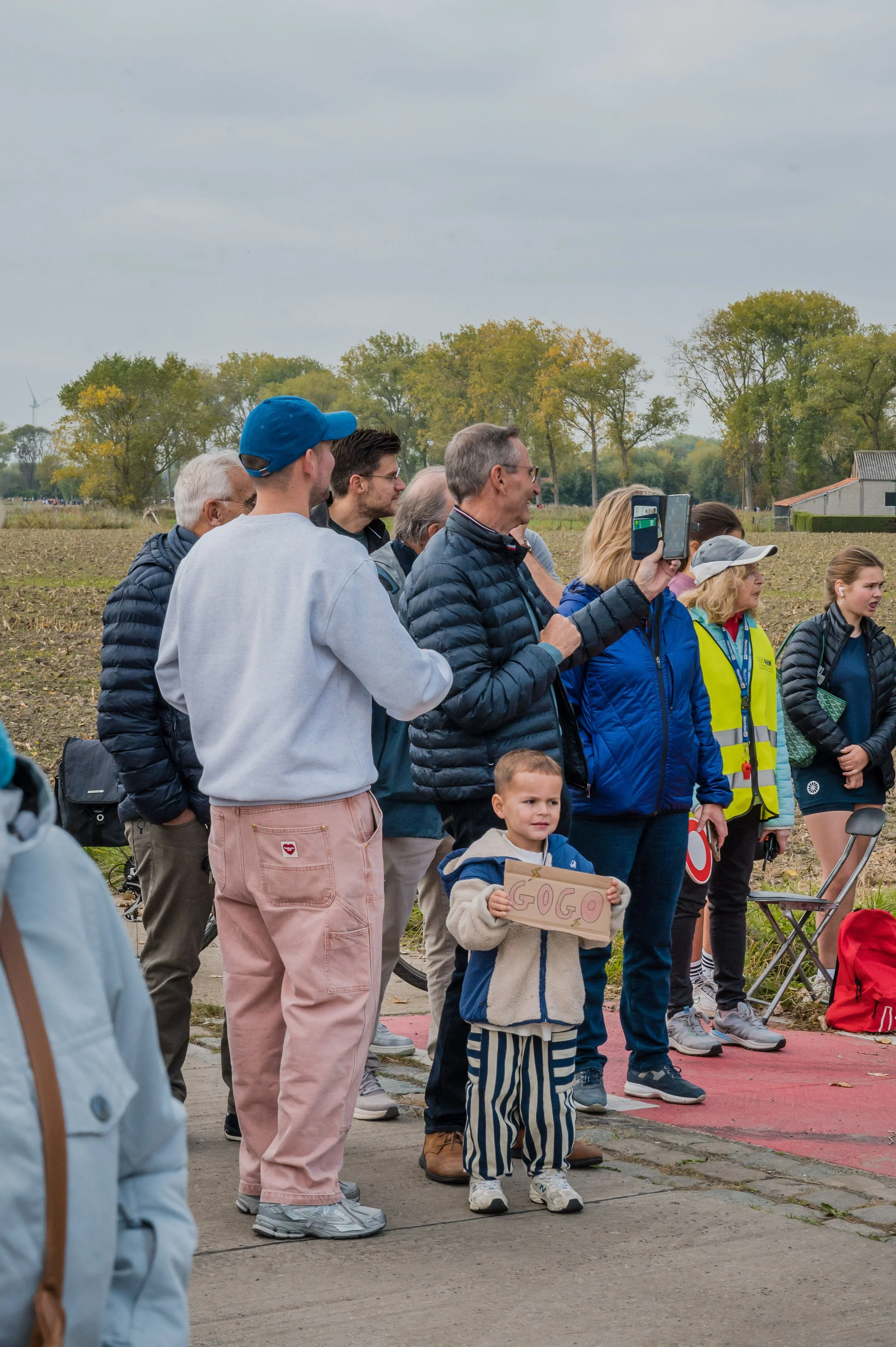 Grote en kleine supporters langs de weg