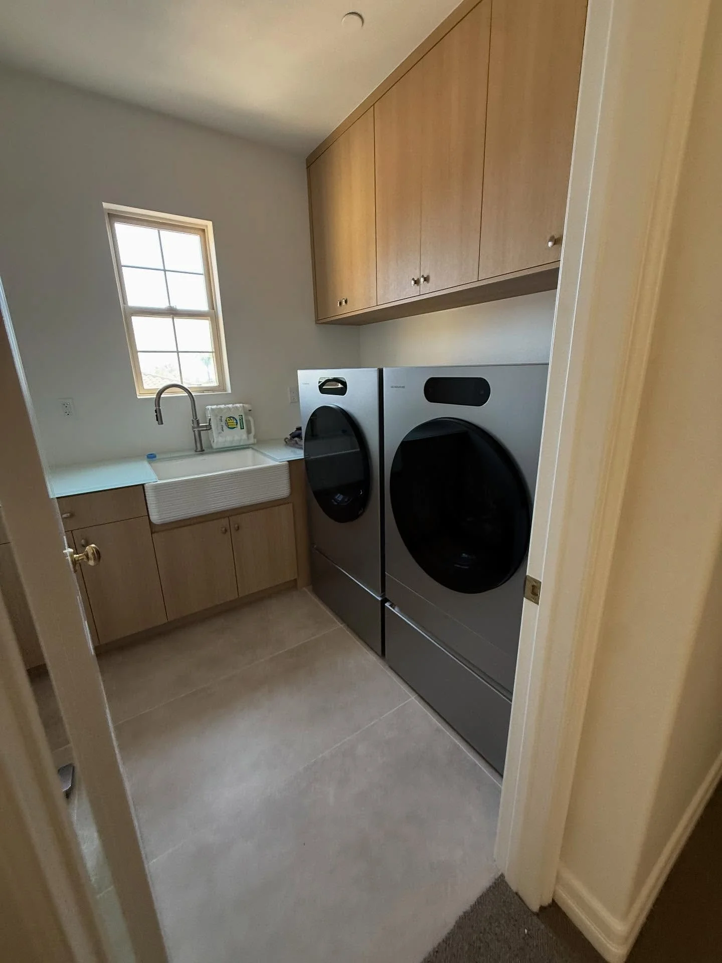 This laundry room got a full transformation — custom Euro cabinets, sleek countertops, fresh tile, and flawless drywall. Clean lines, smart storage, and a space built to last.
What do you think of the new look? 🧺✨
#LaundryRoomRemodel #Custom