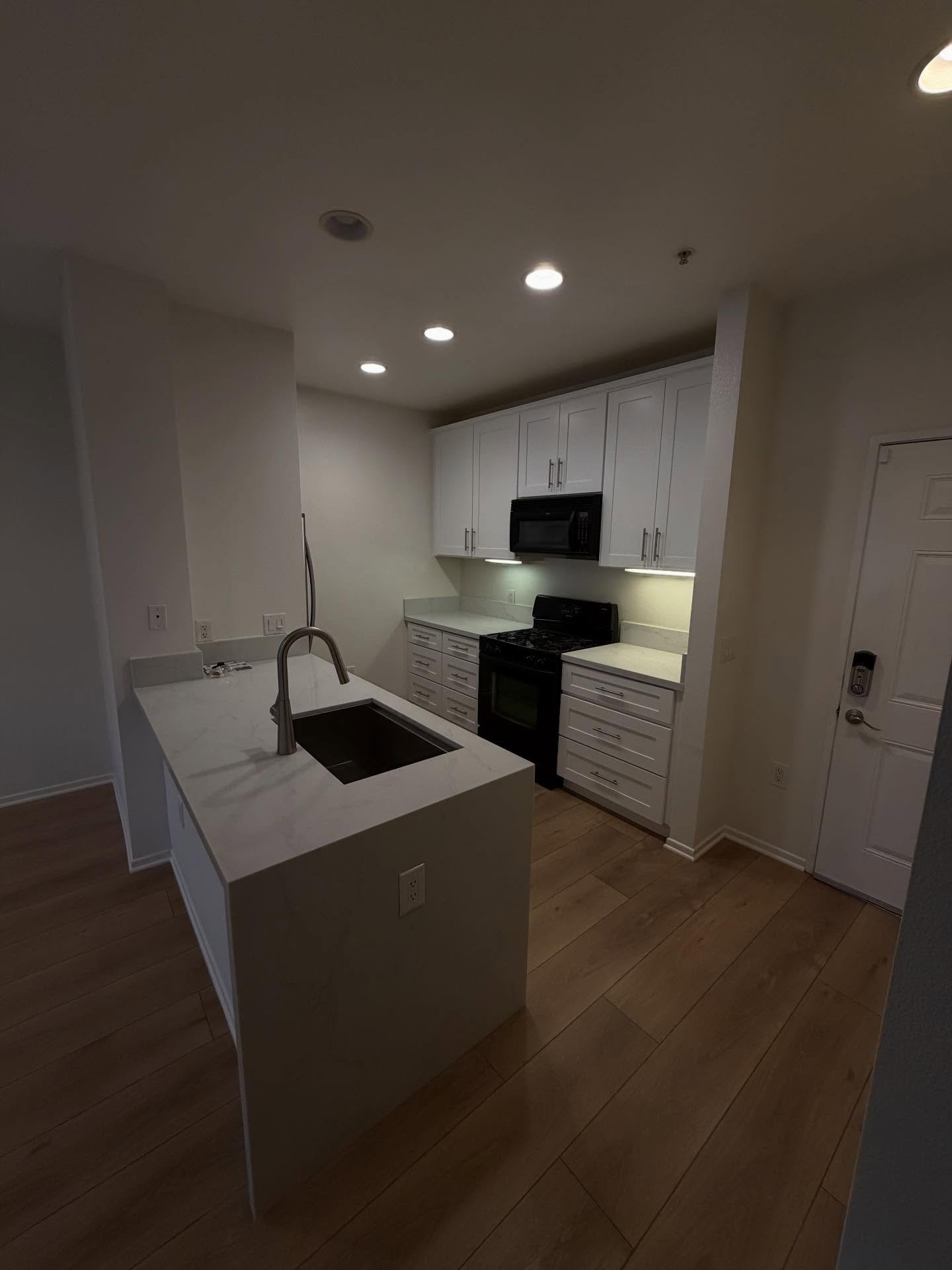 A waterfall edge that speaks for itself. 🤍✨ 

#LuxuryKitchen #WaterfallCountertop #WaterfallEdge #CustomKitchenDesign #Renovation #ModernKitchenDesign #KitchenRemodel #OCContractor #OrangeCountyHomes #DesignerKitchen #HomeRenovation #FineCraftsmansh