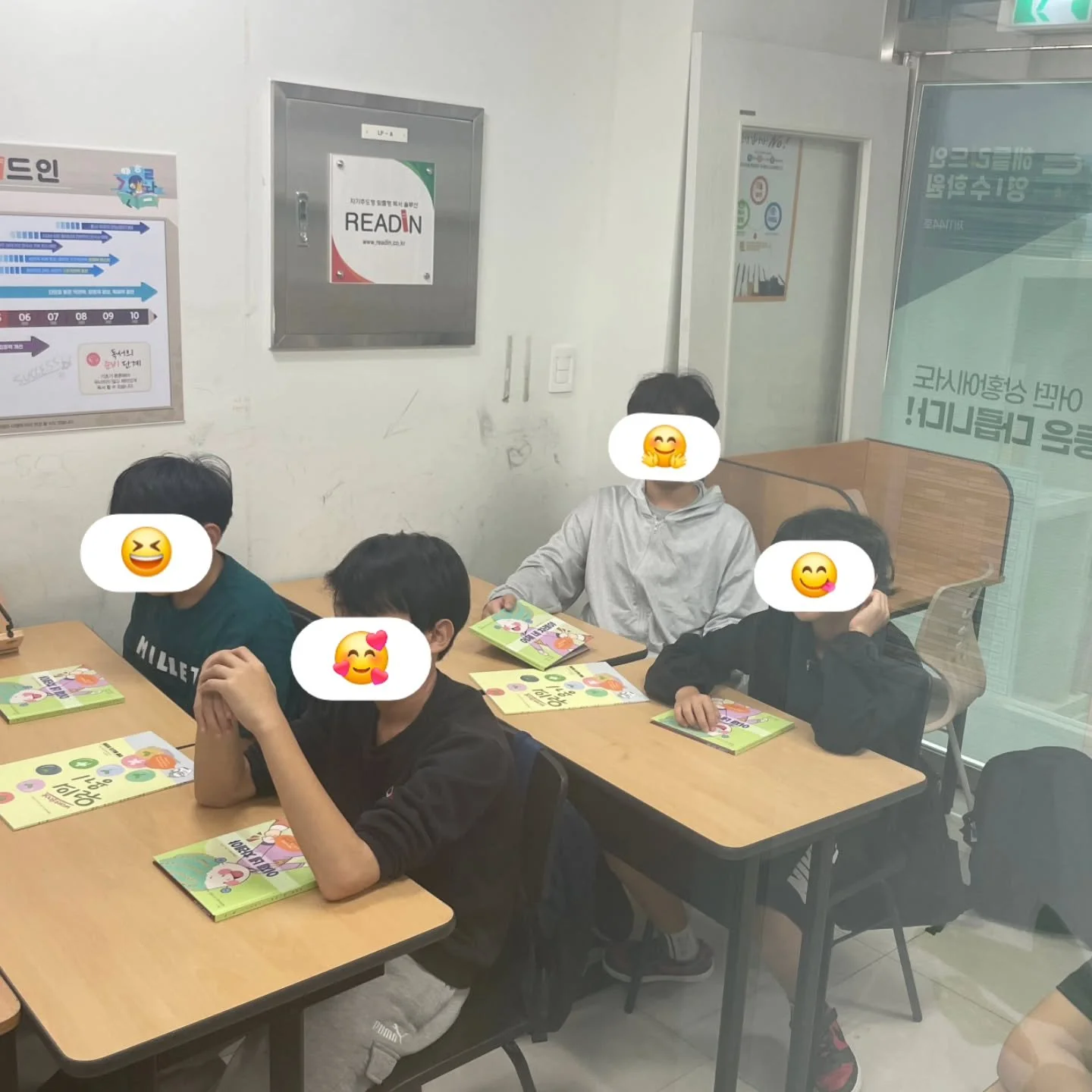 안녕하세요! 오늘의 한밭우리의꿈 리포터입니다📢

오늘은 세종에 위치한 해들리드인영수학원에서
10명의 친구들과 함께 뜻깊은 시간을 보냈습니다🌿

초등 3학년부터 6학년까지 다양한 친구들과
에너지의 개념을 배우고, 배운 내용을 바탕으로
직접 소리를 내고 표현하는 활동까지 이어졌는데요,
아이들이 스스로 에너지 전환의 필요성과 해결책을
생각해보는 의미 있는 시간이었습니다🤗💘

조금 어려울 수 있는 주제였음에도 불구하고
모두가 눈을 반짝이며 집중