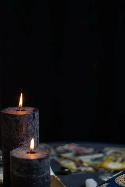 Which Zodiac Sign Loves Which Candle Scent? Astrology × Aromas