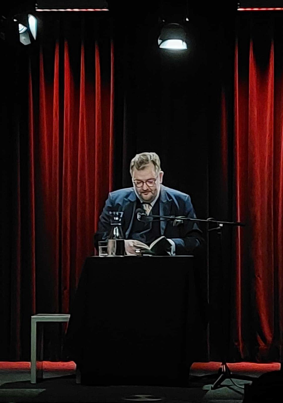 Martin Haidinger auf einer Bühne im Rampenlicht