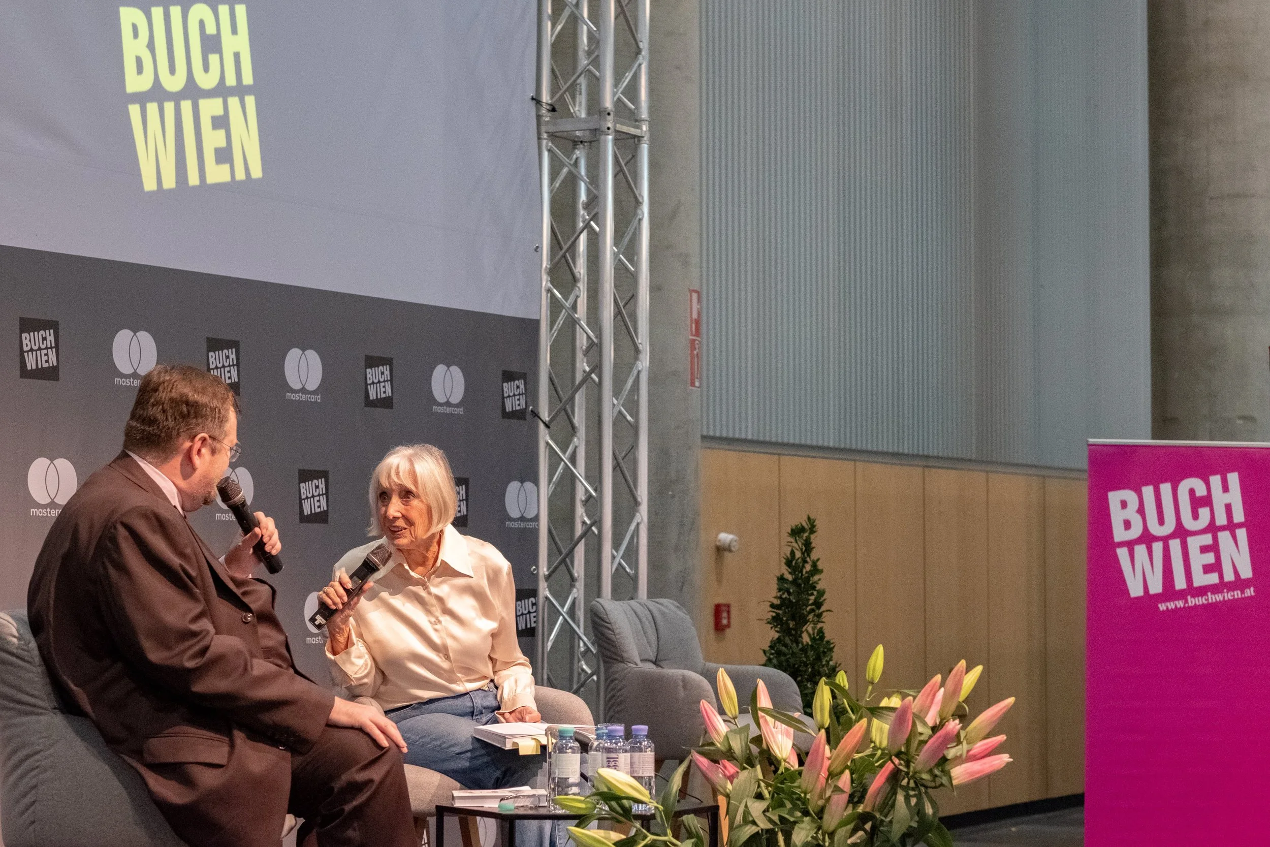 Martin Haidinger mit Topsy Küppers am Podium auf der Buch Wien